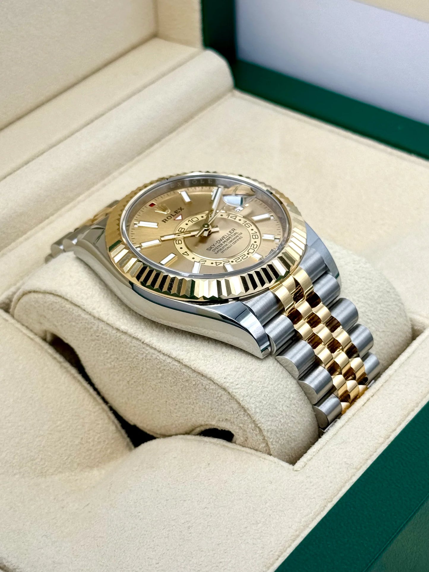 Sky-Dweller Assembled 42mm 336933 Jubilee Champagne Dial