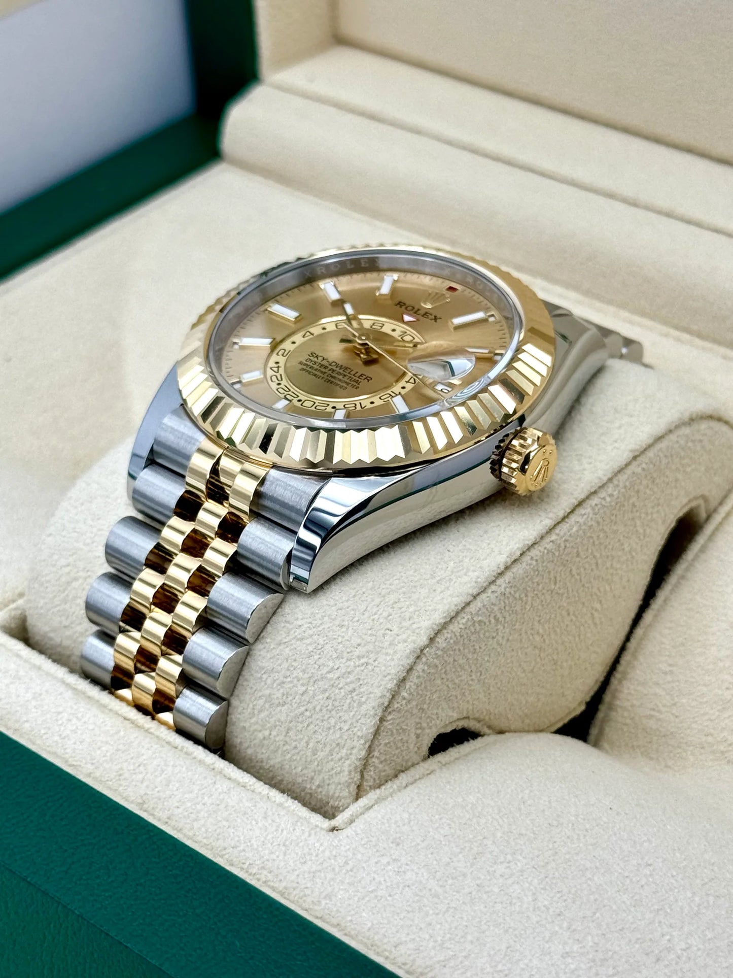 Sky-Dweller Assembled 42mm 336933 Jubilee Champagne Dial