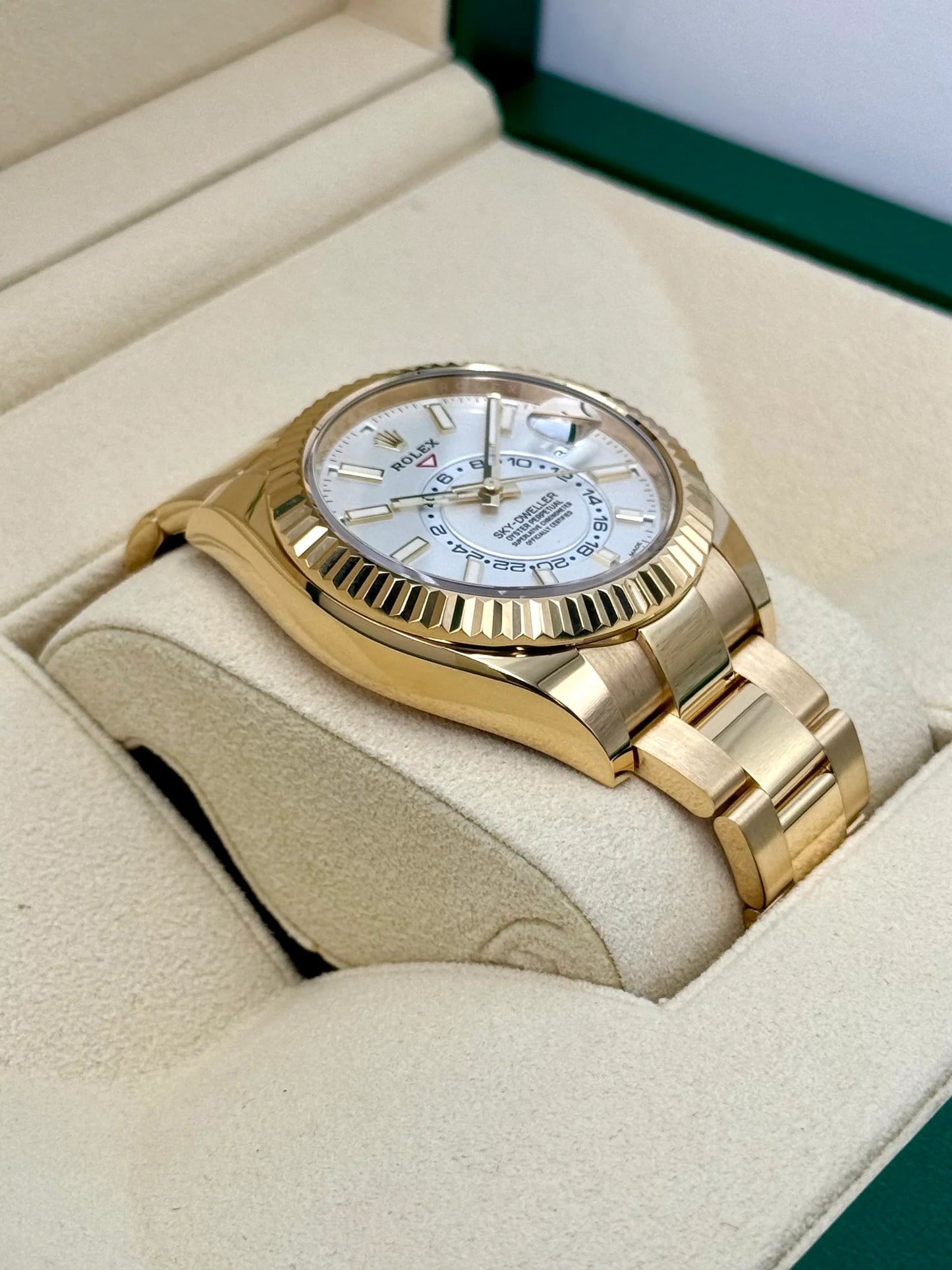 Sky-Dweller Assembled 42mm 326938 18K Yellow Gold Oyster White Dial