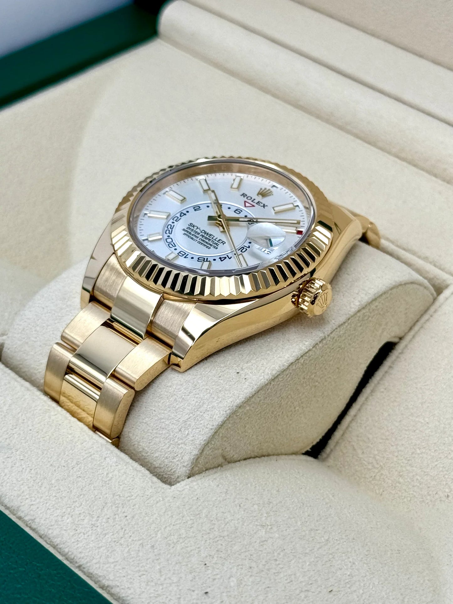 Sky-Dweller Assembled 42mm 326938 18K Yellow Gold Oyster White Dial