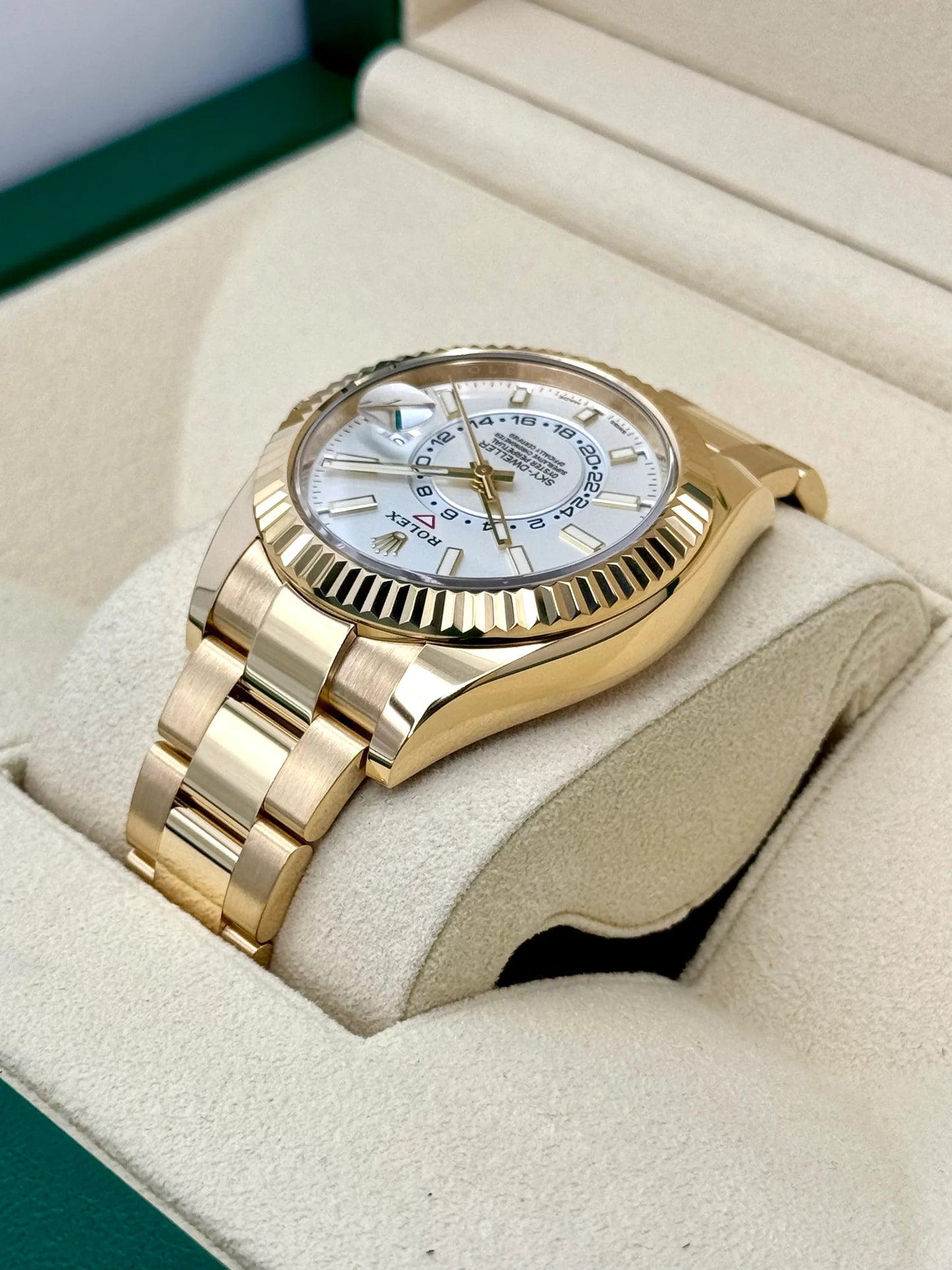 Sky-Dweller Assembled 42mm 326938 18K Yellow Gold Oyster White Dial
