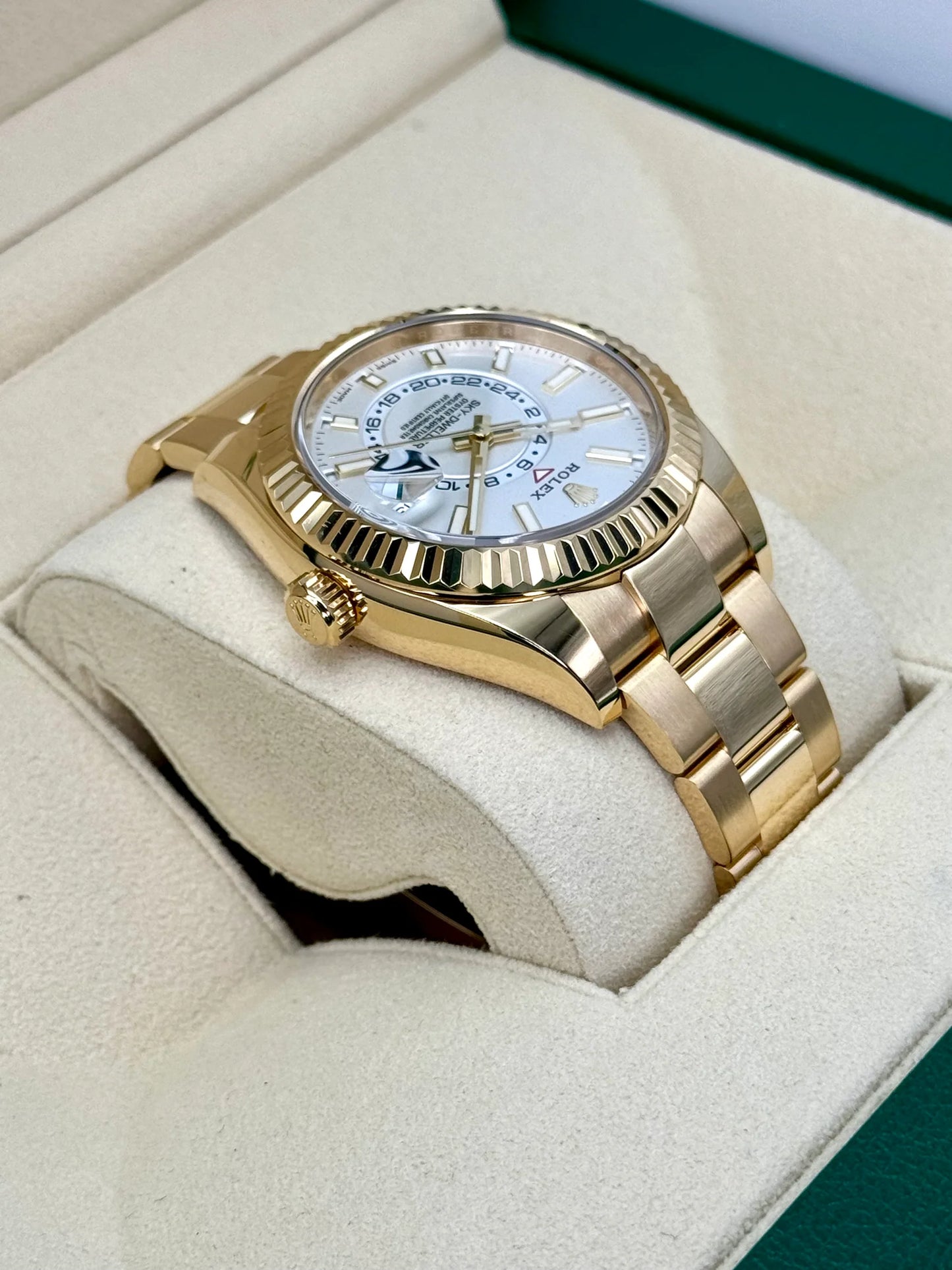 Sky-Dweller Assembled 42mm 326938 18K Yellow Gold Oyster White Dial