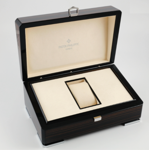 PP A modern wooden presentation box with outer packaging