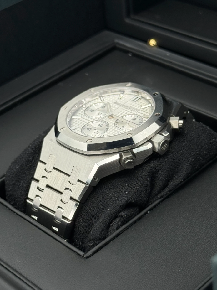 Royal assembled 100% Oak Chronograph 41mm 26240ST White Dial