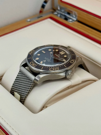 OM Seamaster Dive 007 de titanio de 42 mm con esfera marrón