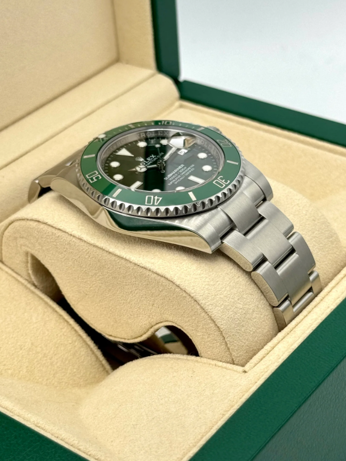 Submariner Assembled (100) "Hulk" 40mm 116610LV Green Dial