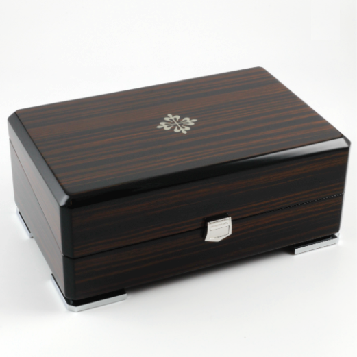 PP A modern wooden presentation box with outer packaging