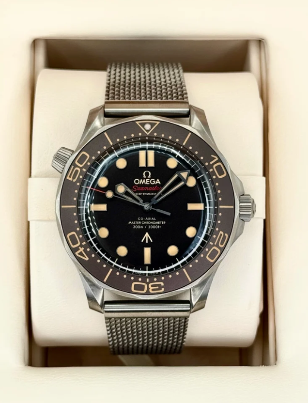 OM Seamaster Dive 007 de titanio de 42 mm con esfera marrón