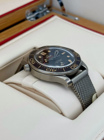 OM Seamaster Dive 007 de titanio de 42 mm con esfera marrón